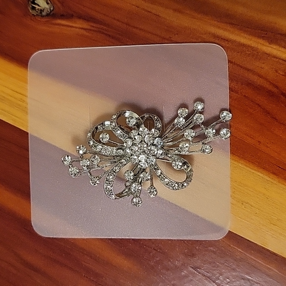 Beautiful rhinestone wedding brooch. Brand new